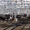 3本の列車が同着する阪急十三駅