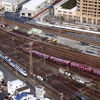 JR貨物梅田駅を通過する関空特急「はるか」（2013年2月）