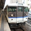 JR西日本の広島地区で運用されている115系。現在は黄色1色の塗装に変更されている。