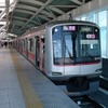 池袋線石神井公園駅に停車中の飯能行き快速急行。車両は相互乗り入れしている東急の5050系。