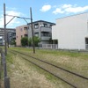 新宿線南大塚駅付近に残る赤さびたレールと木製の架線柱は、川砂利輸送を目的に建設された安比奈線の名残。法手続上は現在も休止であり、「廃線」ではない。