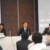 パナソニックの13年3月期決算会見風景。ひな壇中央が河井英明常務