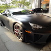 パレスホテル東京の車寄せに到着したLFA