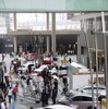 買い物客が足を止め、展示された試験車両を眺めていく。