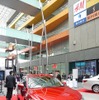 来場者が最初に目にするのは新車であり、会場の雰囲気も新車の展示会を意識している。
