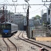 石神井公園～大泉学園間で進められている池袋線の高架化工事（右）。