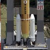 イプシロンロケットの第1段エンジンには、H-IIA/Bの固体ロケットブースタのSRB-A3が利用されている（H-IIAの両脇の白いブースタ）