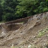 路盤が流失し線路が宙づり状態となった只見線。不通区間の復旧には約85億円の工事費用と4年以上の工期が必要という。