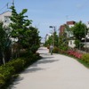 地下化による線路敷地活用策の一例。東急目黒線の地下化では武蔵小山駅の地上駅跡地に複合商業施設を整備した。駅の前後には遊歩道も整備されている。