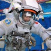 まだ宇宙飛行士候補生時代に、初めて宇宙服を着て水中での初船外活動訓練を行う油井宇宙飛行士。2010年6月に撮影された。