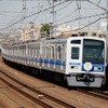 東急東横線を走行する西武の6000系。3月の相互直通運転開始により西武ドームと横浜スタジアムの最寄り駅が一本の線路で結ばれた。