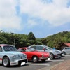 ツーリング途中のチェックポイントで休憩中の参加車たち