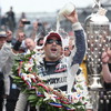インディ500恒例、優勝者の“ミルクがけ”をするトニー・カナーン。写真：IndyCar