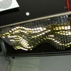 ショールームや店舗向けの天井照明としてのルミブレード。OLEDモジュールのひとつひとつが上下に動き、表面の凹凸が変化する