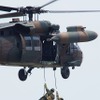 模擬戦闘訓練も実施。多用途ヘリコプター「UH-60」から降下する隊員。