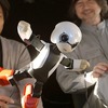 KIROBOと高橋特任准教授(後方の左側の人物)。
