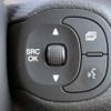 ステアリングスイッチの右側。「SRC」はオーディオのソース切換。その右側二つはダミーとなる