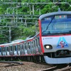 ウルトラヒーローの装飾が施された10000系「走るウルトラヒーロー号」。