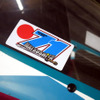 TT零13のスクリーンには、故・松下ヨシナリ氏がTyco Suzuki/TASレーシングのマシンに貼り、出走するはずだったステッカーが託された