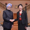 インドのシン首相が訪タイ、インラク首相と会談