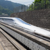 けん引車の先導で山梨リニア実験線を走行したL0系。中間車を含む5両連結の状態で公開されたのは今回が初めて。