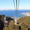 東京湾を挟んで三浦半島が一望できる鋸山ロープウェーの車窓。6月15日は「千葉県民の日」を記念して子供運賃を無料にする。