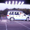 【自動車アセスメント2004】写真蔵…衝撃で吹っ飛ぶ ラフェスタ