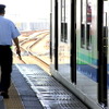 8000系と運転士のブレーキハンドル
