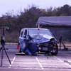 【自動車アセスメント2004】写真蔵…衝撃で吹っ飛ぶ ラフェスタ