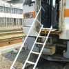 JR東海は津波対策として避難用はしごの全編成への搭載を順次進めている。