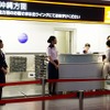 カウンターの外で利用客を出迎えるスタッフ。