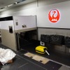 羽田空港はインラインシステムが導入されている。最初に通過するのはバーコードタグを読むスキャナー。