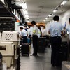 手荷物カウンターの裏側。多くのスタッフが行き交う。
