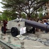 爆破されたパヤタニ大砲の模型