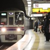 京王新線の初台駅。駅構内で既に携帯電話が利用できるが、今後はトンネル内でも利用できるようにする。