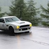 雨の中を走るアストンマーチン・V8