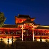 幻想的にライトアップされた石清水八幡宮。夜間特別拝観に合わせて男山ケーブルの運転時間を22時まで延長する。