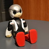 座った状態のMIRATA。MIRATAはKIROBOのバックアップクルーにあたり、地上での広報活動などを担う。同型機で機能はほとんど同じだが、学習機能を備えている。胸に名前が入り、KIROBOは頭部が白、MIRATAはシルバーのデザインとなっている。