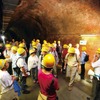 過去の見学ツアーの様子。石切駅側の入口から約330mまでの地点まで見学する。