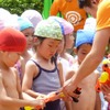 バットのびしょぬれ夏休み！地元園児が体験