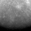 2011年3月29日、水星周回軌道に入ったメッセンジャーが送信した初の水星表面の画像。