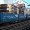 早朝の山手線五反田駅を通り過ぎていく貨物列車「トヨタ・ロングパス・エクスプレス」。まさに線路の上を走る「TOYOTA」だ。