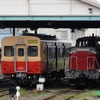 幕張車両センター木更津派出（千葉県木更津市）の車庫に留置されていたキハ30 98（左）。