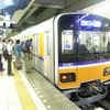 池袋駅で発車を待つ「TJライナー」。