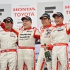 表彰台に上った4人のアウディ・ドライバー。左から、アレックス・ユーン（2位）、恩田英樹（2位）、ジェフリー・リー（優勝）、マーティン・リー（優勝）