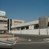 2001年の常滑駅（左）。右側には当時建設中だった空港線の高架橋が見える。