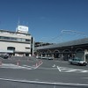 2003年の常滑駅（左）。駅ビルの一部を撤去して高架ホームを建設し、空港線（右）の高架橋とつながった。