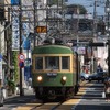 併用軌道区間を走る江ノ電の300形電車。