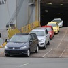7月17日、自動車専用船「シャンハイ ハイウェイ号」から陸揚げされるVW車。今回、同船から合計1454台のVW車が陸揚げされた