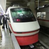 浅草駅に到着した特急「りょうもう」。スタンプラリーでは特急ホームに設置されたスタンプの押印が必須となる。